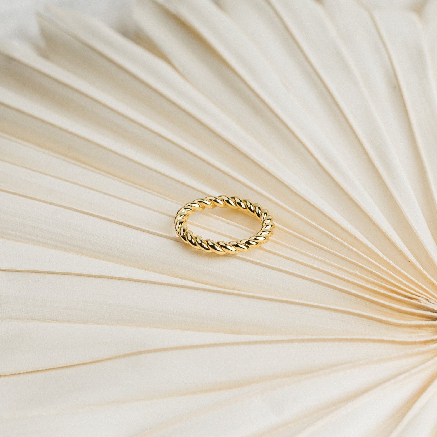 Bold Elegance: The Tia Thick Twist Ring 18K Gold